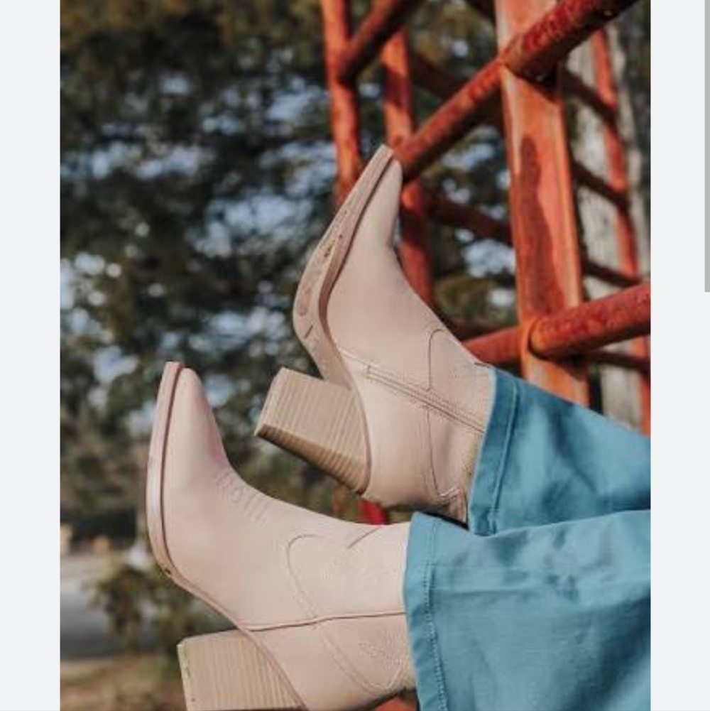 MIA NEW  Sawyer Boot Blush $80